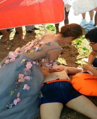 ชาวจีนแชร์ภาพหญิงสาวในชุดแต่งงานเป็น"นางฟ้าแห่งชาติ"ช่วยยื้อชีวิตหนุ่มหัวใจวาย