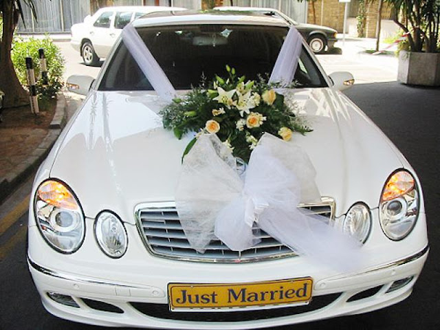 dekorasi mobil pengantin warna putih