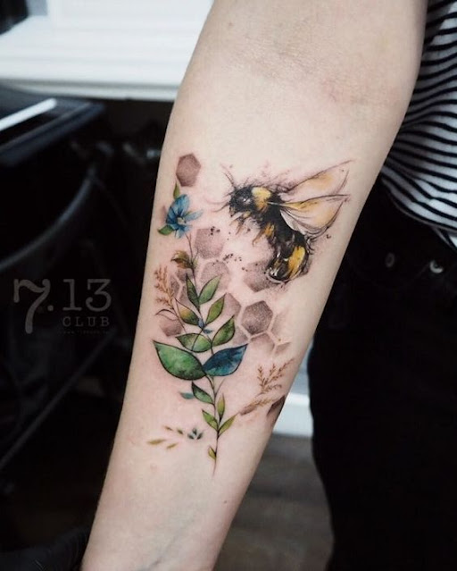 34 tatuagens de abelha para sua próxima inspiração!