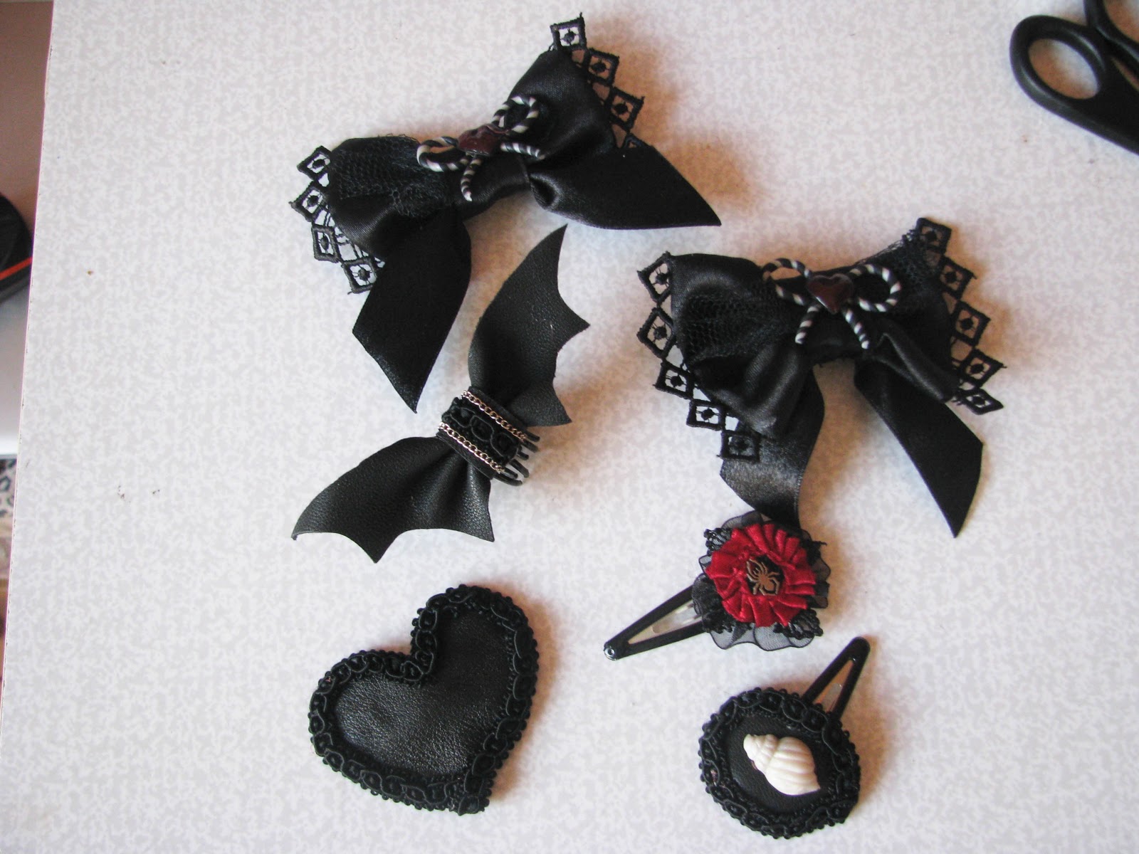 Gothically yours....: DIY Hair clips: a perfect present for a perfect cost