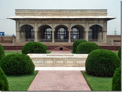 800px-July_9_2005_-_The_Lahore_Fort-Front_center_view_of_hall_of_special_audience