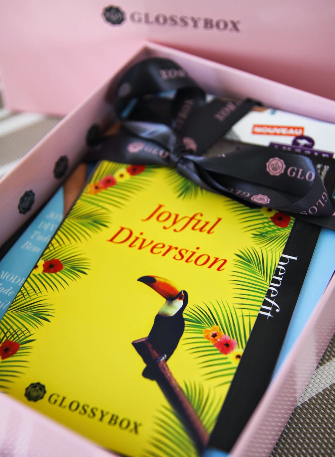 http://chroniquedunemakeupaddict.blogspot.com/2014/06/joyful-diversion-with-glossybox.html