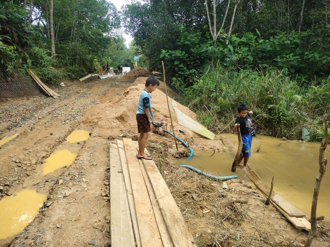 Antusias tinggi anak anak bermain di sasaran TMMD