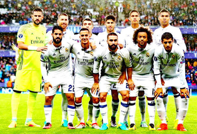 REAL MADRID C. F. Temporada 2016-17. Kiko Casilla, Sergio Ramos, Kovacic, Marco Asensio, Varane y Casemiro. Isco, Lucas Vázquez, Carvajal, Marcelo y Morata. REAL MADRID C. F. 3 SEVILLA F. C. 2. 09/08/2016. Supercopa de Europa, 41ª edición. Trondheim, Noruega, Lerkendal Stadion. Con un gol de Sergio Ramos para empatar en el descuento y otro de Carvajal al final de la prórroga, el Real Madrid consigue su tercer título de la Supercopa de Europa