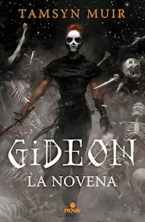 Portada del libro: en el centro sobre fondo negro, una chica pelirroja de pelo corto, vestida de negro con una espada en la mano y el rostro pintado de blanco simulando una calavera. A su alrededor hay todo tipo de huesos flotando