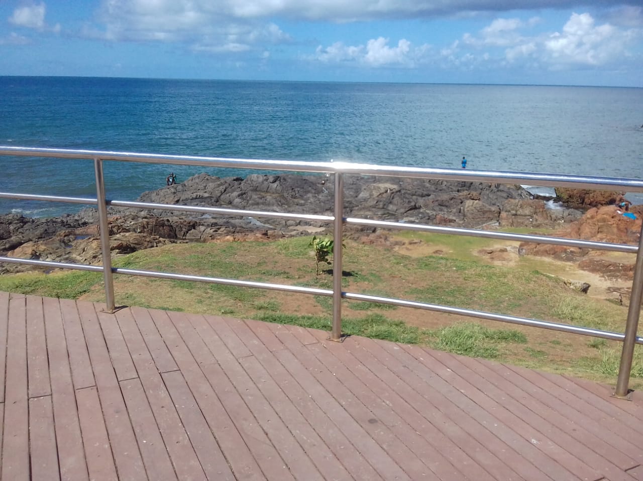 Olha a que ponto chegamos. Estão roubando o gradil de aço do Mirante da Paciência