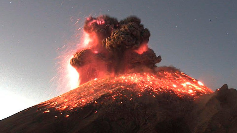  Impresionante explosión del Popocatépetl minutos antes del amanecer. 
