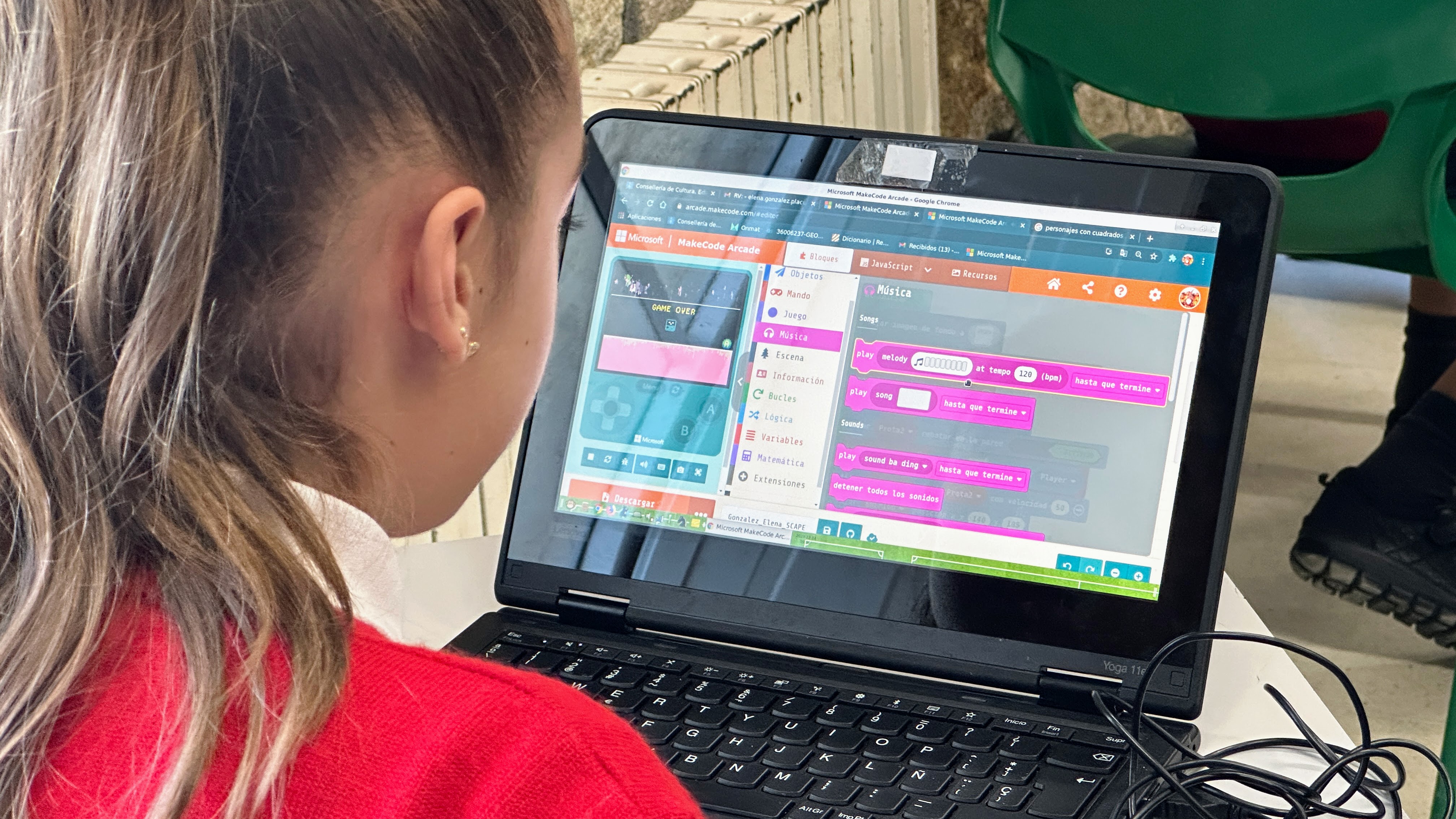 Alumna programando un sencillo videojuego con makecodearcade