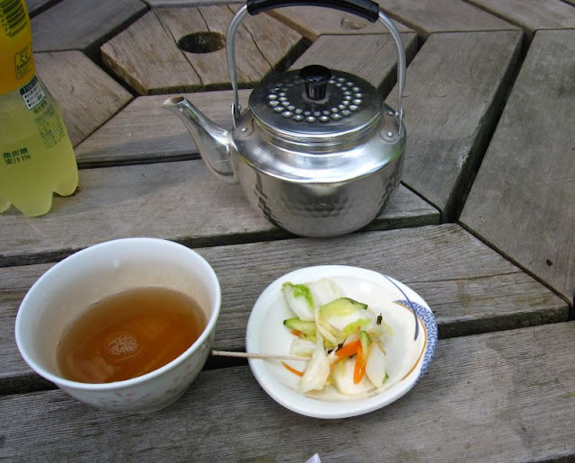 美濃戸山荘のお茶と漬物