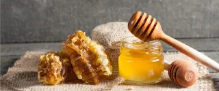 عسل النحل هو لُعاب النحل، مادّة حُلْوَة يُخْرجها النحل من بُطُونه ممَّا يجْمَعه من رحيق الأزهار، وهو غذاء هام يحتوي على سكريات أغلبها أحادي وخمائر وأحماض أمينية وفيتامينات متنوعة ومعادن