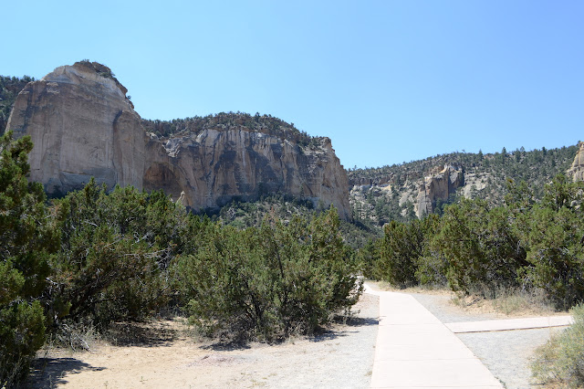 La Ventana Arch and the path to it