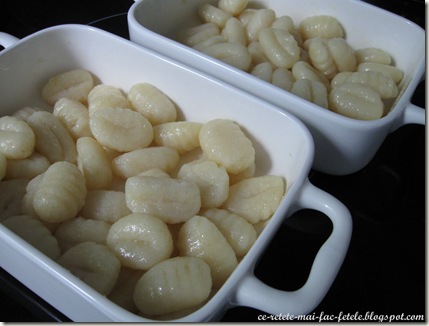 Gnocchi cu piept de pui şi mozzarella - asezam in tavi
