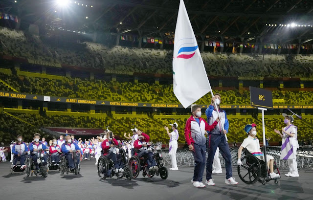 Atletas do Comitê Paralímpico Russo durante a abertura de Tóquio 2020