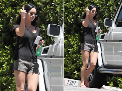 Megan Fox faz gesto obsceno para Paparazzo