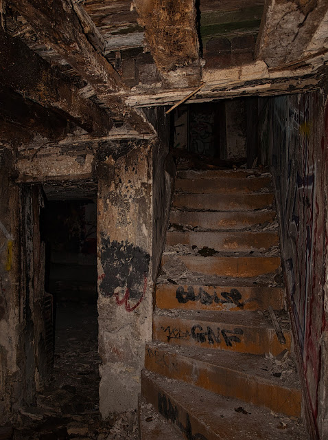 jiemve, le temps d'une pose, urbex, vieux village, Goussainville, maison abandonnée, maison murée, escalier