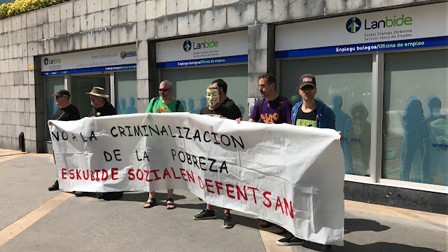 Protesta de la plataforma Berri-Otxoak ante la oficina de Lanbide en Beurko