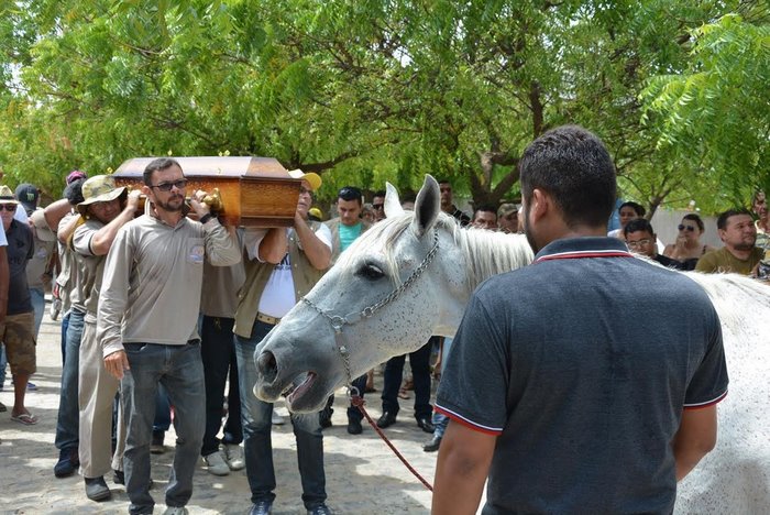 Heart-Melting Pictures Of Grieving Horse Smelling His Owner’s Casket And Breaking Down At Funeral