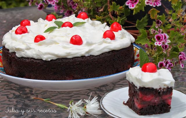 Pastel de chocolate coca-cola y cerezas