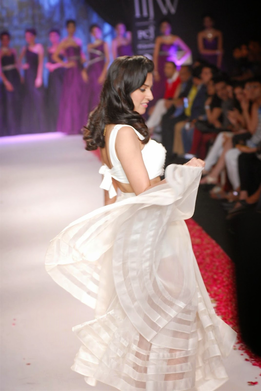 Divya Khosla Kumar Hot HD Wallpapers Divya Khosla Kumar Hot HD Wallpapers