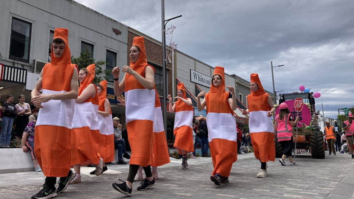 Những chiếc cọc tiêu chóp nón nhảy múa trên đường George trong Cuộc diễu hành ông già Noel năm 2022 ở Dunedin.