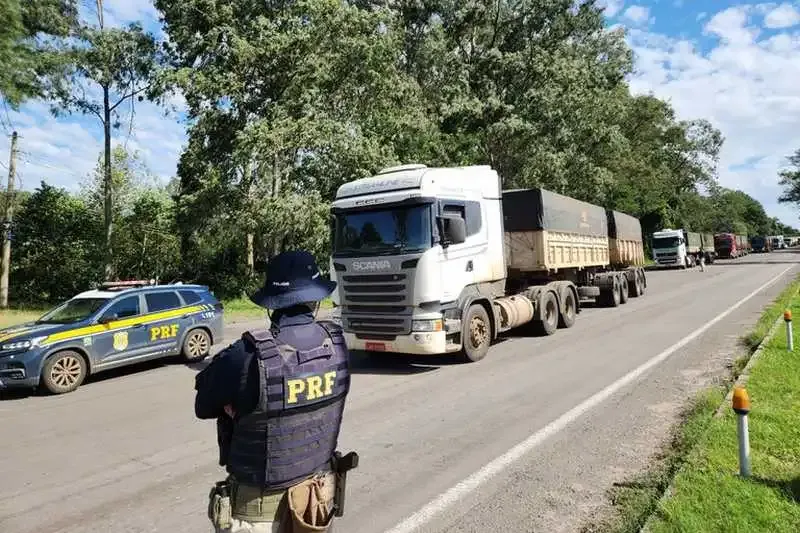 Agente da PRF observando a liberação de caminhões no Rio Grande do Sul