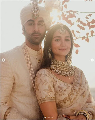 #MrAndMrsKapoor, #Alia Bhatt Wedding,रणबीर कपूर और आलिया भट्ट की शादी की पहली तस्वीर आलिया भट्ट ने खुद अपने इंस्टाग्राम अकाउंट से शेयर की अब दोनो शादी के बंधन में बंध गए हैं। अपने घर 'वास्तु अपार्टमेंट' में दोनों ने पंजाबी रीति-रिवाज से सात फेरे लिए जो की मुंबई के पाली हिल स्थित है l इससे पहले कपल की हल्दी, चूड़ा सेरेमनी और कुल देवता की पूजा जैसी सभी रस्में हुईं। जिसमें दोनों के फैमिली मेंबर्स, क्लोज फ्रेंड्स और कुछ सेलेब्स ही मौजूद रहे।  #RanbirAliaWedding