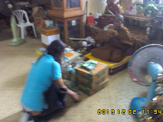 This day Luang Phor ( Monk ) traveled to visit Temple at other location. Gust Bought lots of goods to donated to the temple and the assistance monk have pray to guest.