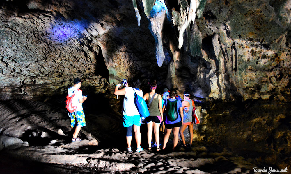 gua-gua karst di taman wisata alam pangandaran