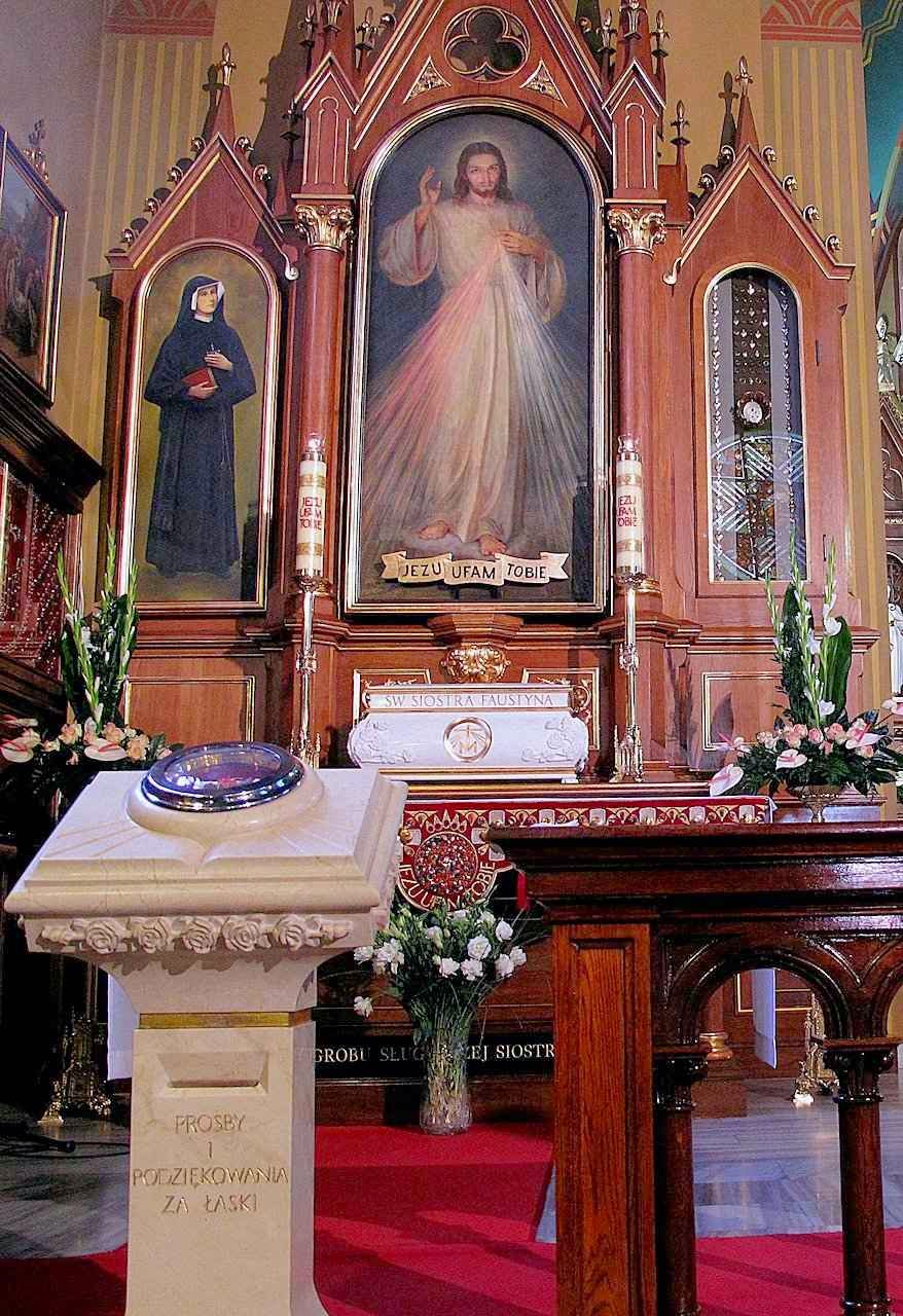 Urna com os restos de Santa Faustina (em mármore branco). Santuário da Divina Misericórdia, Cracóvia, Polônia