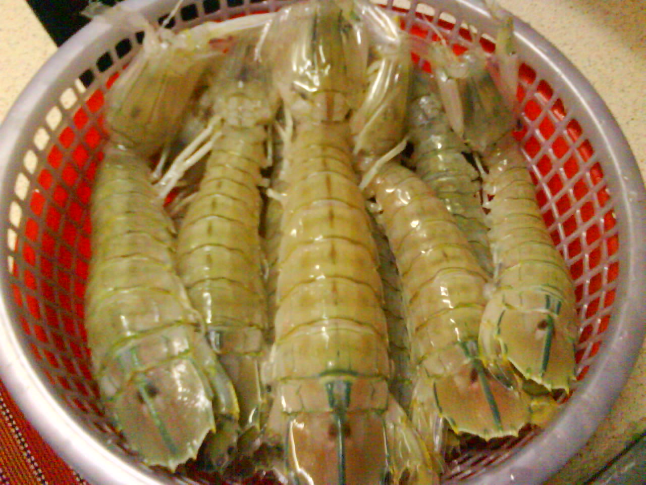 Makanan Mi Udang Lipan di Pantai Remis