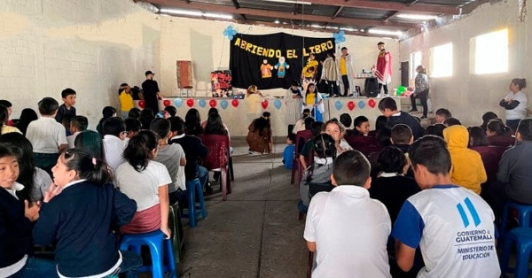 Estudios bíblicos dominan las escuelas públicas de Guatemala para proteger a los niños de las pandillas