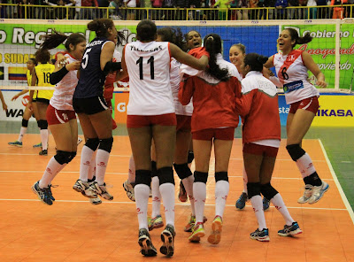 Volleyball Techniques For Beginner - Hosts Peru celebrate beating Colombia in five sets