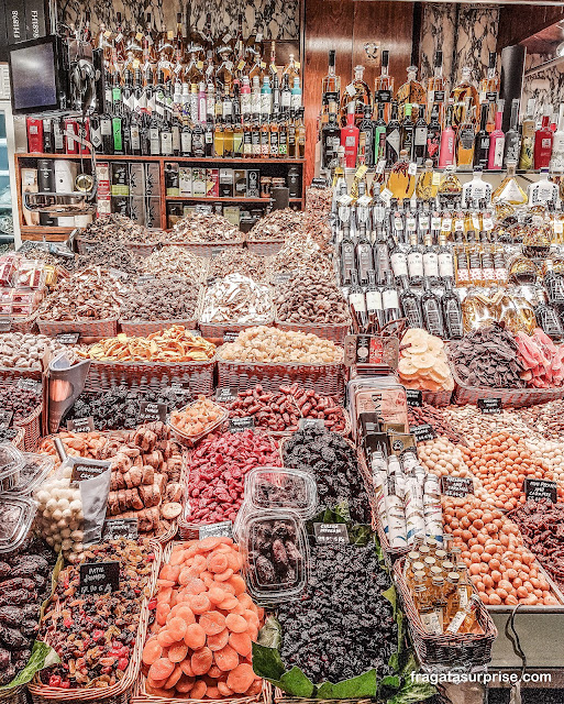 Mercado da Boqueria nas Ramblas de Barcelona