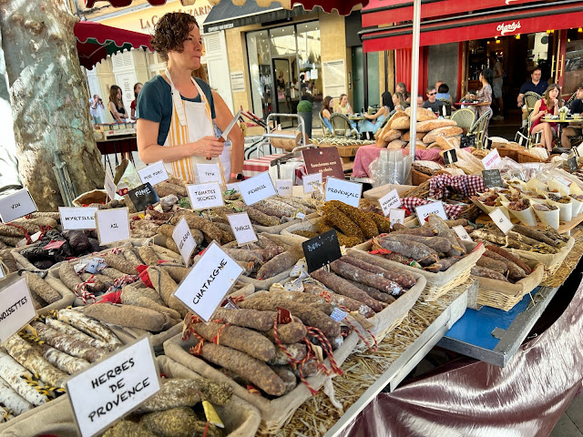 fotografia de outra banca em Aix mostrando grande variedade de pães, queijos e embutidos