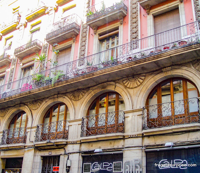 Fachada Modernista no Bairro Gótico de Barcelona