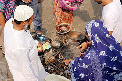 পোড়া জিনিস কিনতে ভিড়