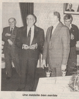 Remise de la médaille de la ville de Montceau à Joseph Charnay en 1991