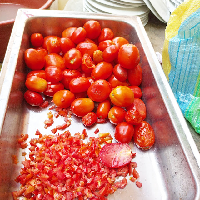 Cutting tomatoes