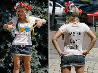 Une femme portant le T-shirt des femen