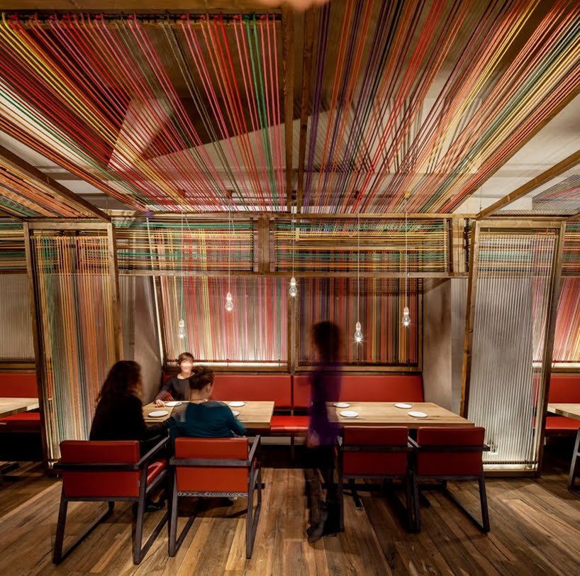 Cuerdas de colores alinean las paredes y el techo de este restaurante