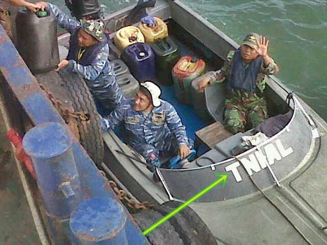 Setelah Polisi Angkut Minyak Pakai Galon, Kali TNI AL Ikutan