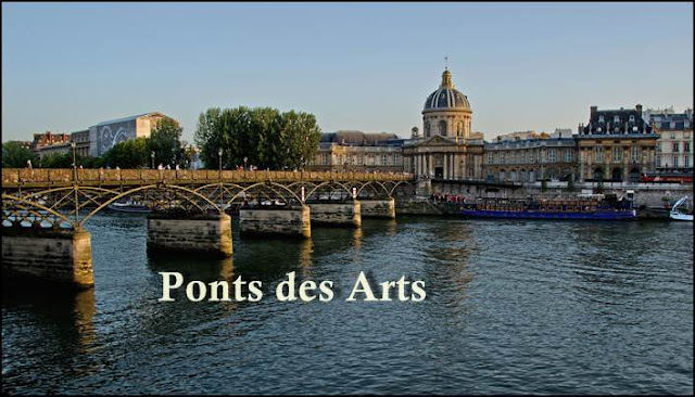 Pont des Arts tempat wisata romantis di Paris Perancis