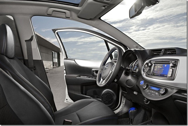 Toyota-Yaris_Hybrid_2013_1280x960_wallpaper_03