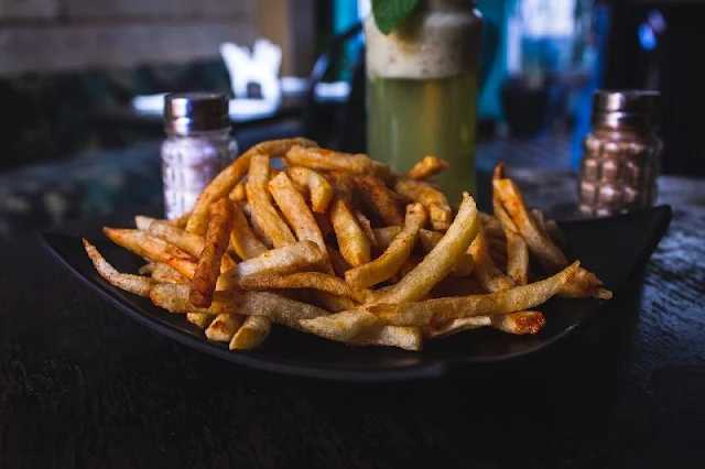 El ácido fosfórico en la cola realza el sabor de las patatas fritas: Investigación revela cómo los canales de sodio y la percepción gustativa se ven afectados, abriendo posibilidades para el tratamiento de la hipertensión arterial
