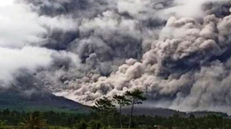  Gunung Semeru Muntahkan Awan Panas Hingga Pagi