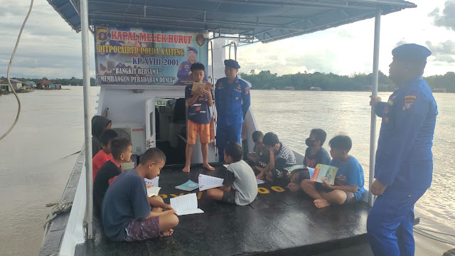 Turut Cerdaskan Anak Bangsa di Daerah Pelosok, Perpustakaan Terapung Kapal Patroli KP XVIII 2001 Sediakan Sarana Belajar