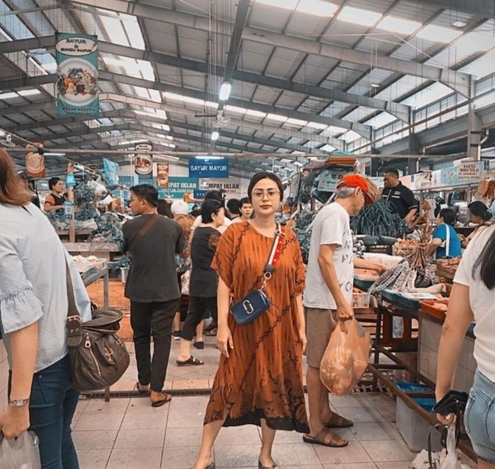 Gaya Selvi Kitty saat berbelanja di pasar tradisional. [Instagram]