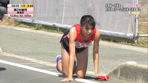 Nữ VĐV Nhật Bản bò 200 mét trên đường nhựa sau khi chấn thương