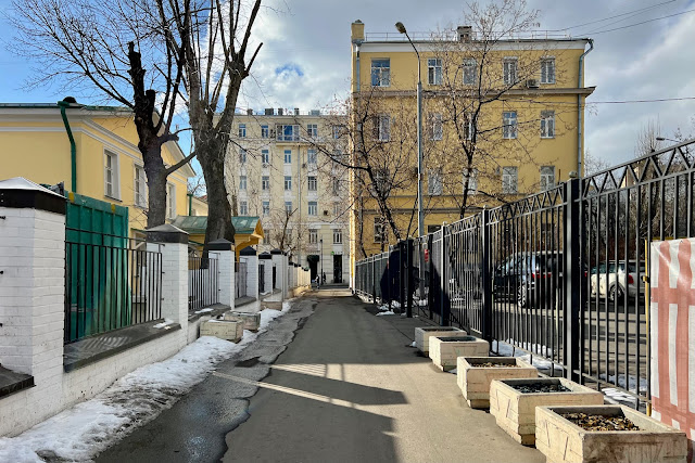 улица Остоженка, дворы, справа – бывший доходный дом причта Успенской церкви 1914 года постройки