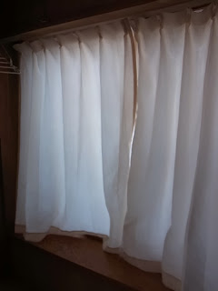 カーテン洗ってそのまま吊るしたら伸びてしまいました。